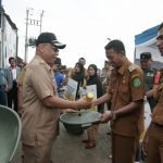 Akhyar Serahkan Kartu.-6