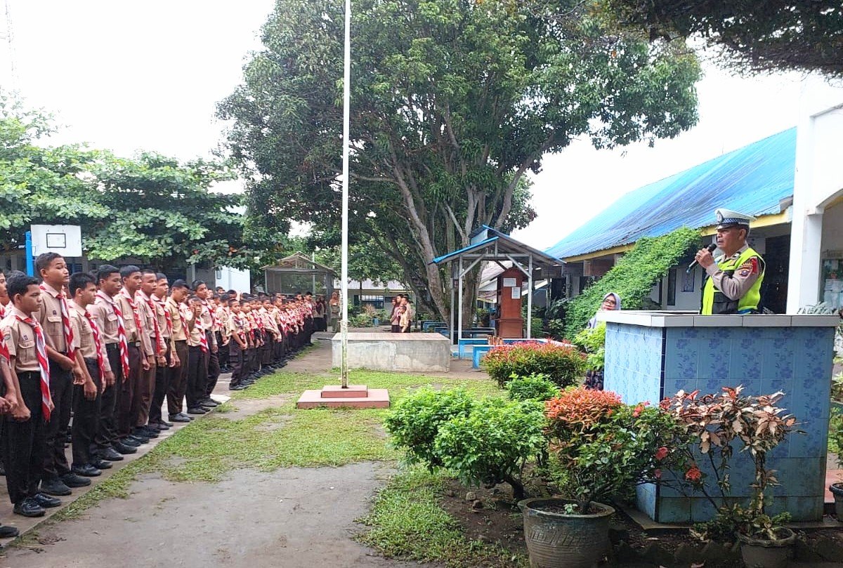 Giat Police Goes To School
