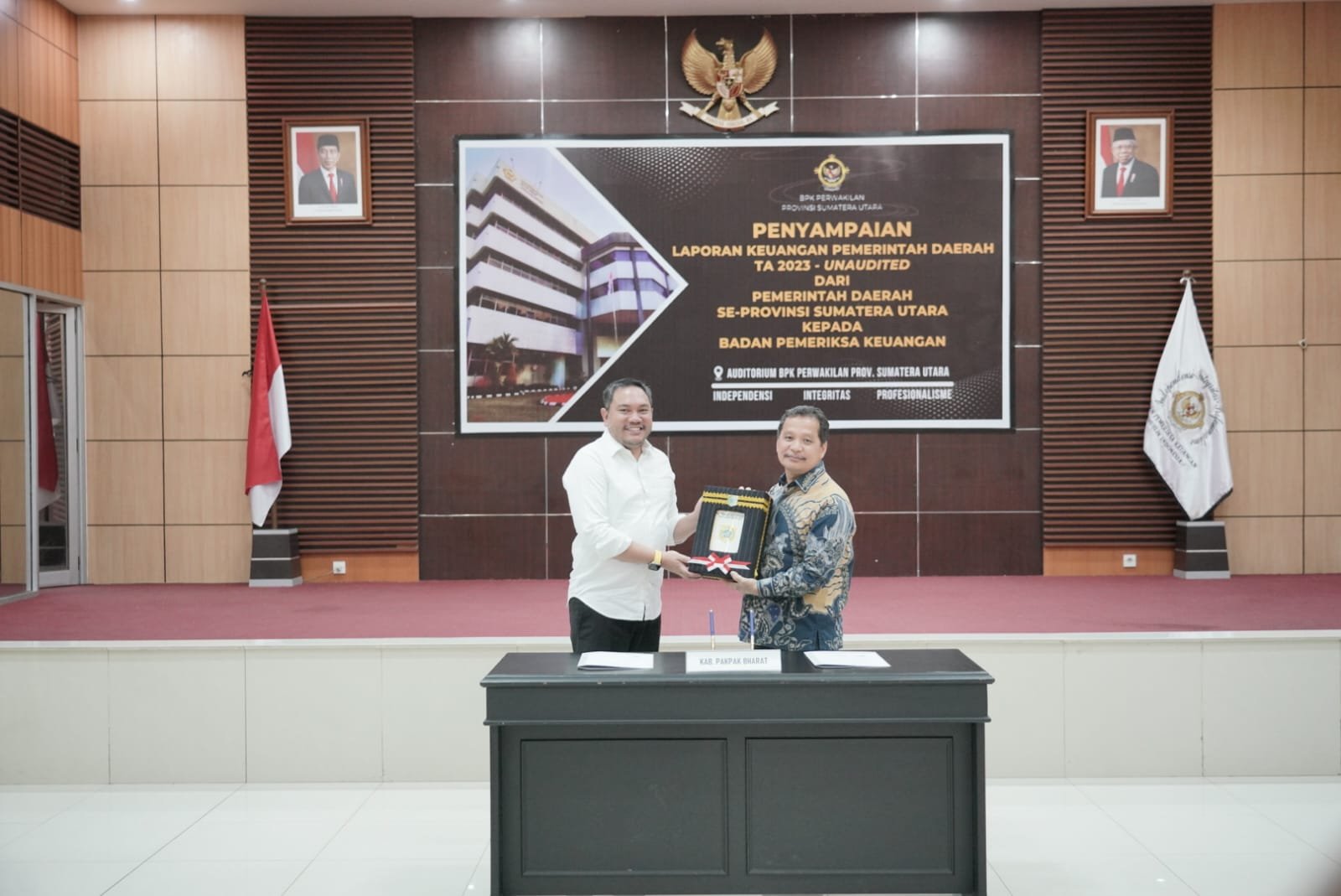 Bupati Pakpak Bharat Serahkan