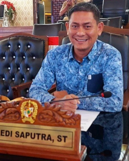 Edi Saputra ST Duduk