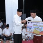 Bupati Asahan Surya serahkan bingkisan kepada BKM Al-Muhajirin 