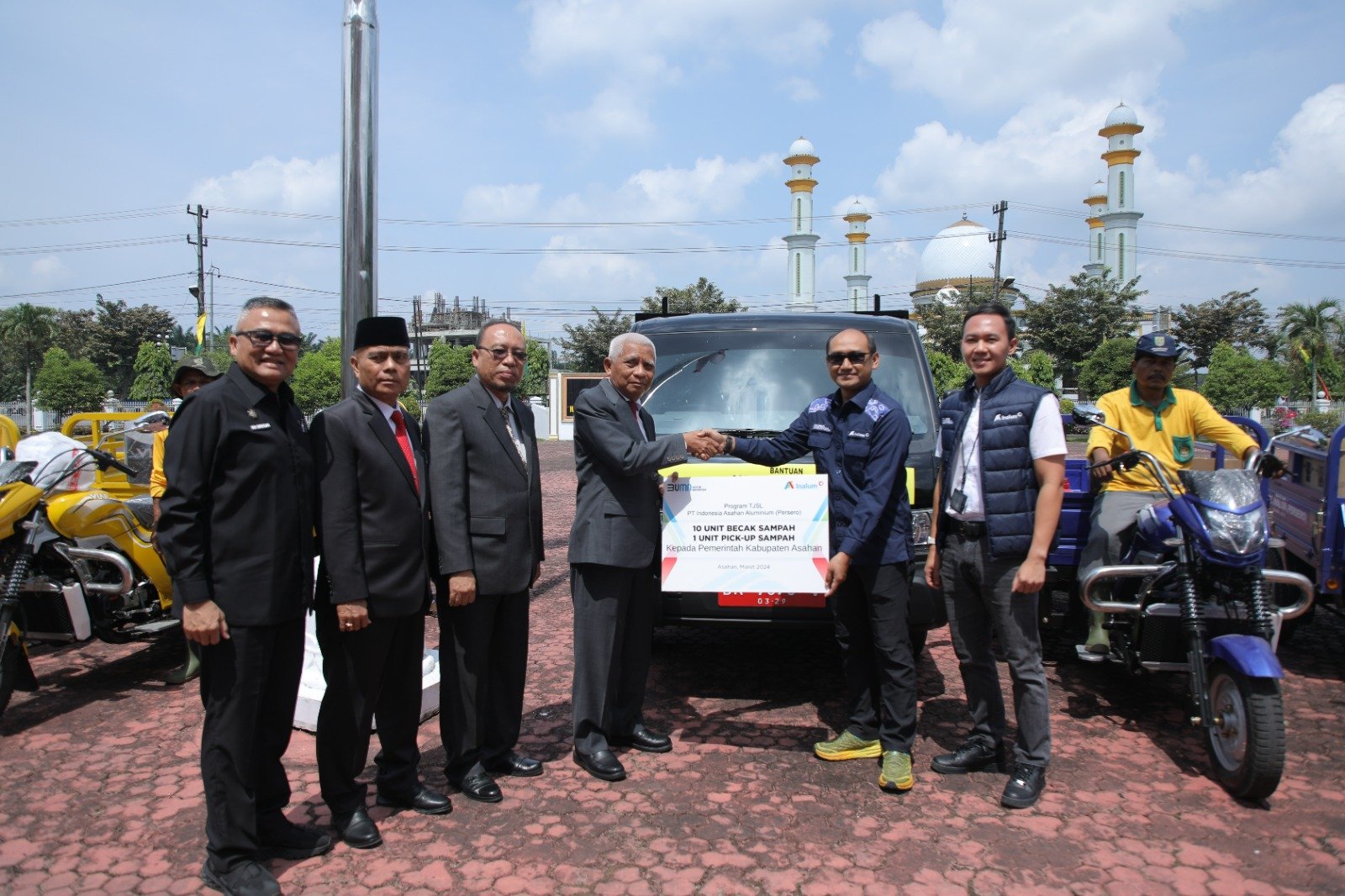 Bupati Asahan Terima CSR mobil dan becak dari PT Inalum