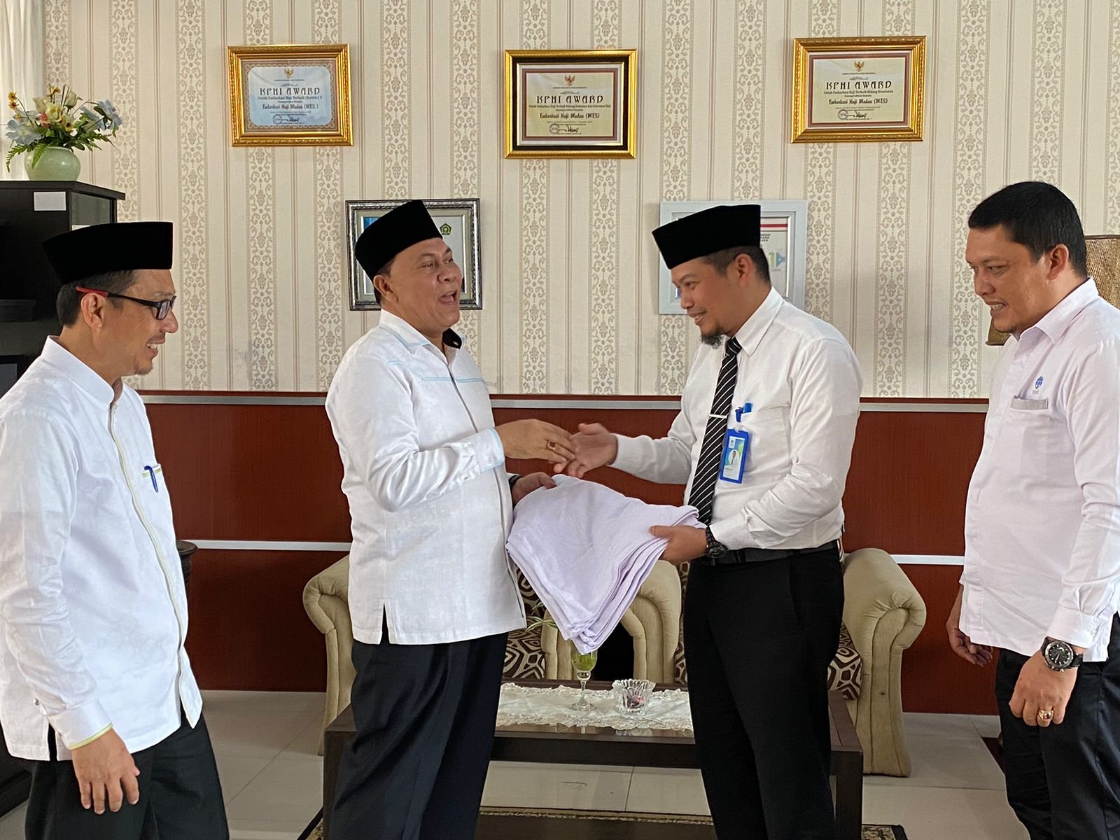 Pelaksana harian (Plh) Direktur Utama Perumda Tirtanadi Ewin Putra menyerahkan secara simbolis handuk untuk jamaah haji Embarkasi Medan