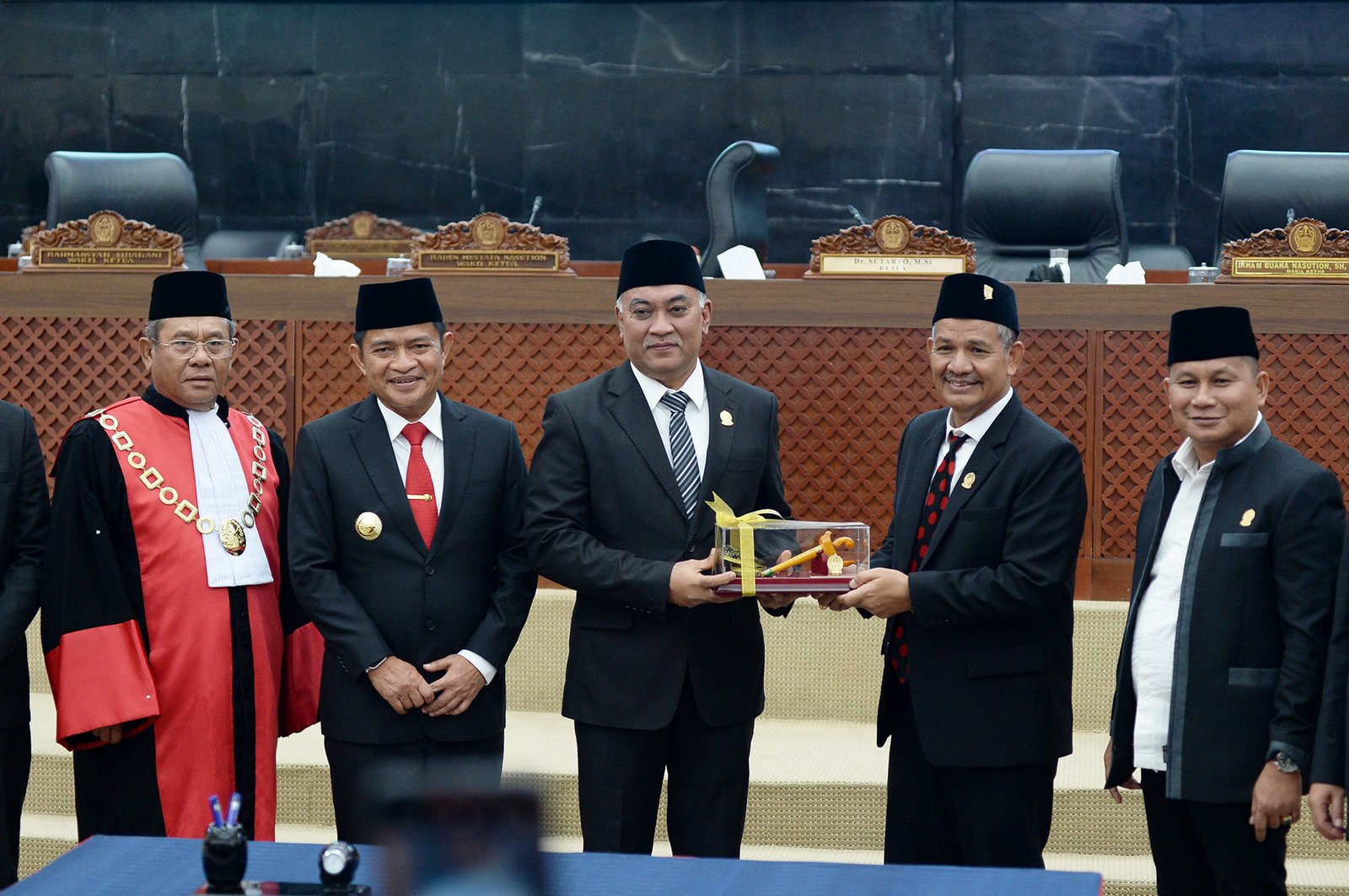 Pj Gubernur Sumatera Utara (Sumut) Hassanudin menghadiri Rapat Paripurna Peresmian Pengangkatan dan Pengucapan Sumpah/Janji Sutarto sebagai Ketua DPRD Provinsi Sumut Pengganti Antar Waktu 