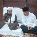 Tuan Guru Besilam Beri.  Dr Nikson Nababan MSi bersilaturahmi kepada Tuan Guru Tarekat Naqsyabandi Al Khalidi, Syekh Zikmal Fuad, di Desa Besilam, Kecamatan Padang Tualang, Kabupaten Langkat, Sumatera Utara, Selasa (07/05/2024). Kedatangan Nikson disambut baik oleh Tuan Guru Besilam, Syekh Zikmal Fuad Mursyid sembari bercerita banyak hal.