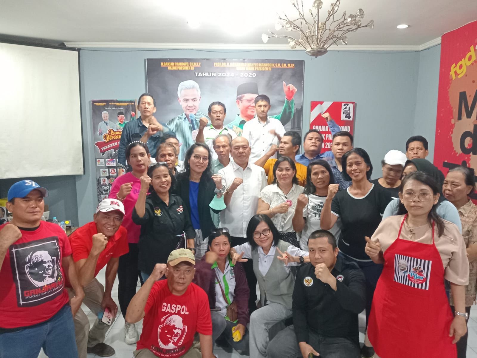 35 Kelompok Relawan Ungkap. Bakal Calon Gubernur Sumatera Utara, yang juga mantan Bupati Tapanuli Utara Nikson Nababan, menghadiri ramah tamah dengan relawan yang tergabung dalam Rumah Besar Pelayan Rakyat (RBPR).