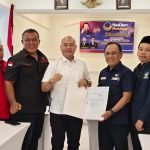 Nikson Nababan saat menyerahkan formulir pendaftaran ke Ketua Penjaringan DPW Partai NasDem Sumut, H. Salman Ginting. 