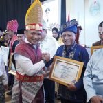Bupati Asahan Surya saat menerima penghargaan dari Pj Gubernur Sumut Hassanudin