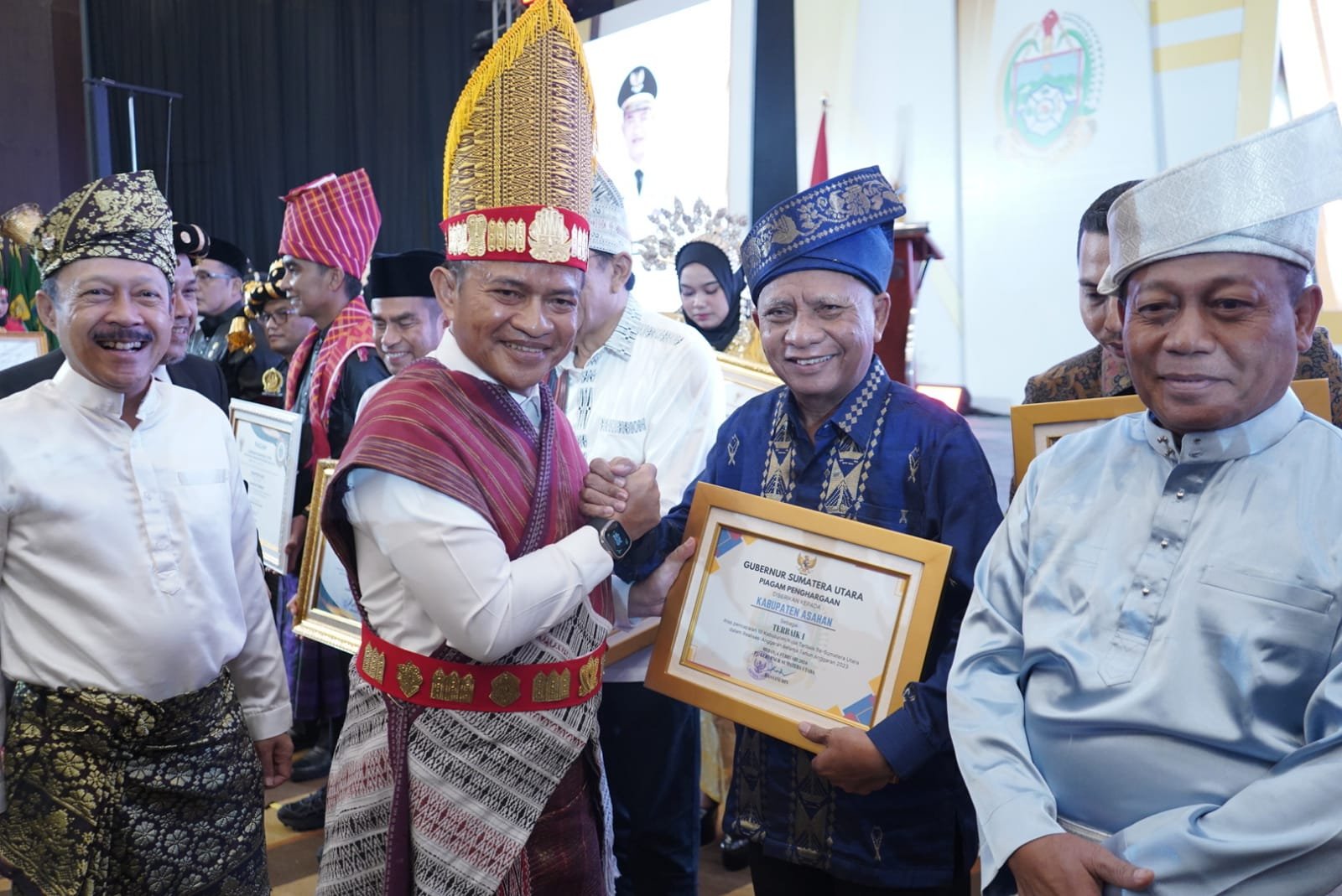 Bupati Asahan Surya saat menerima penghargaan dari Pj Gubernur Sumut Hassanudin