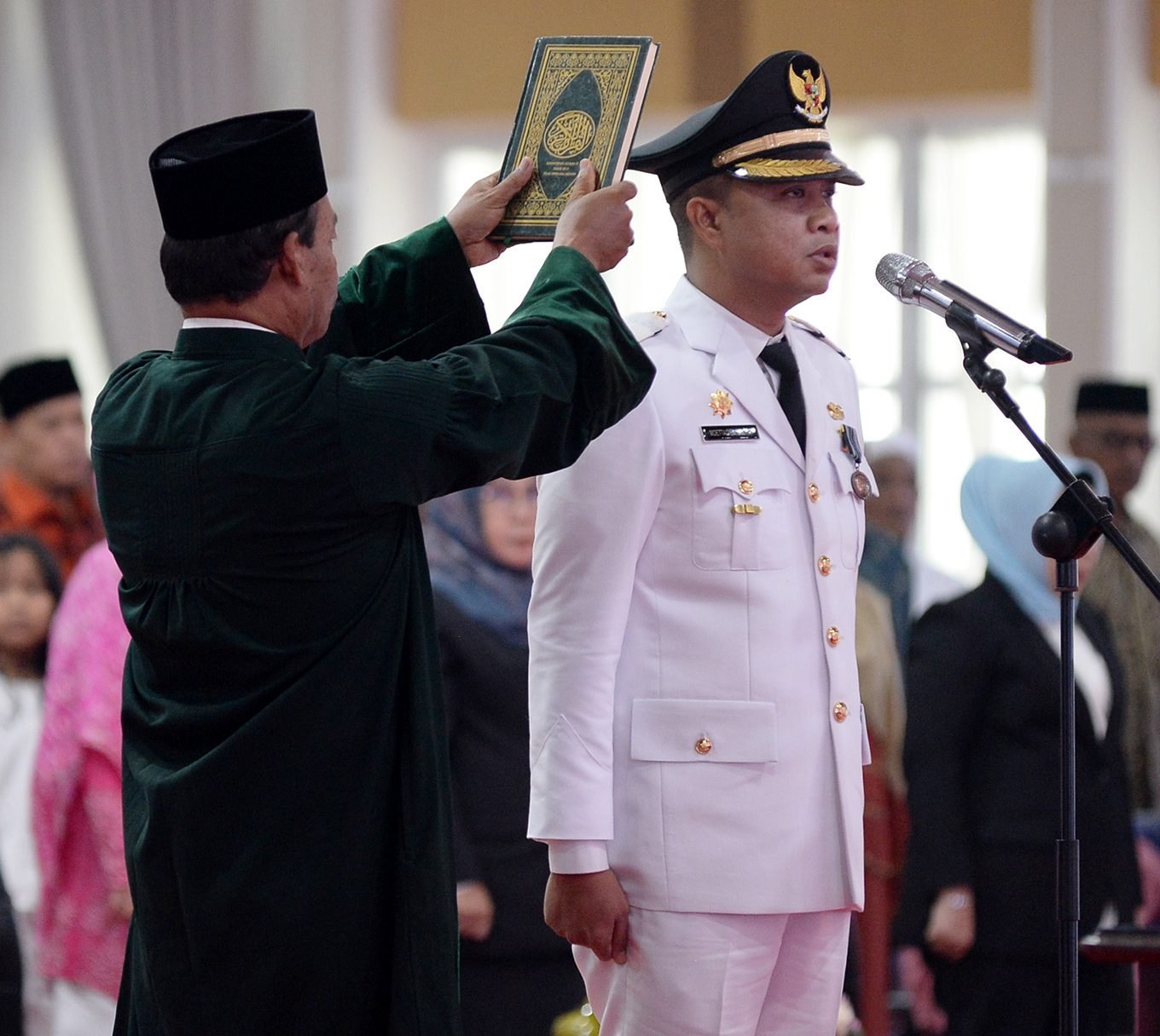 Penjabat (Pj) Gubernur Sumatera Utara (Sumut) Hassanudin melantik Kepala Biro Administrasi Pimpinan Setdarov Sumut Muttaqien Hasrimi sebagai Pj Walikota Tebingtinggi.