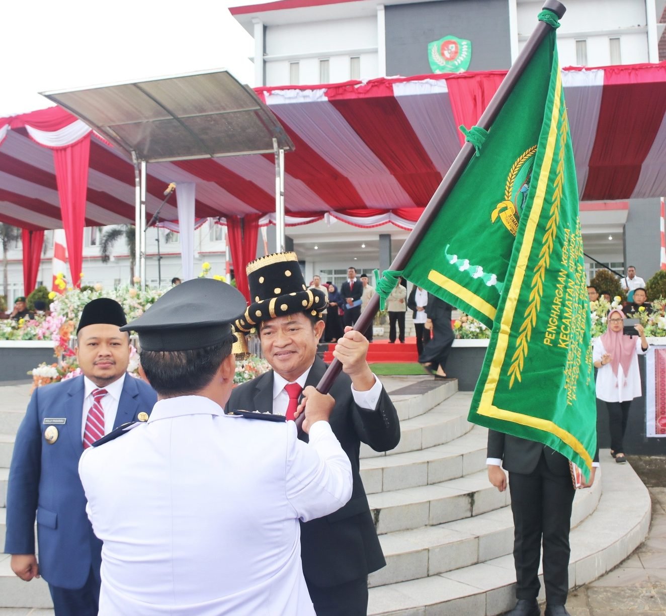Penjabat (Pj) Gubernur Sumatera Utara (Sumut) Hassanudin menyerahkan Tunggul Kecamatan Terbaik Kategori Kabupaten Tingkat Provinsi Sumut T.A 2023 di Lapangan Kantor Bupati Tapanuli Selatan, Dano Situmba, Kecamatan Sipirok