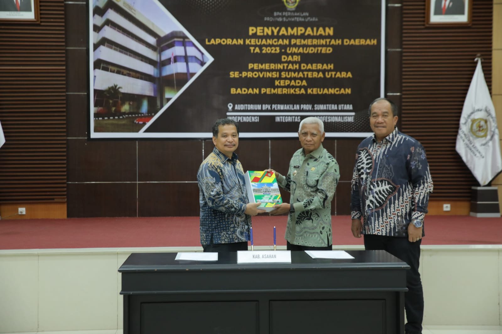 Surya Serahkan Laporan Keuangan Pemda Unaudited TA 2023 kepada Kepala perwakilan BPK Sumatera Utara Eydu Oktain Panjaitan 