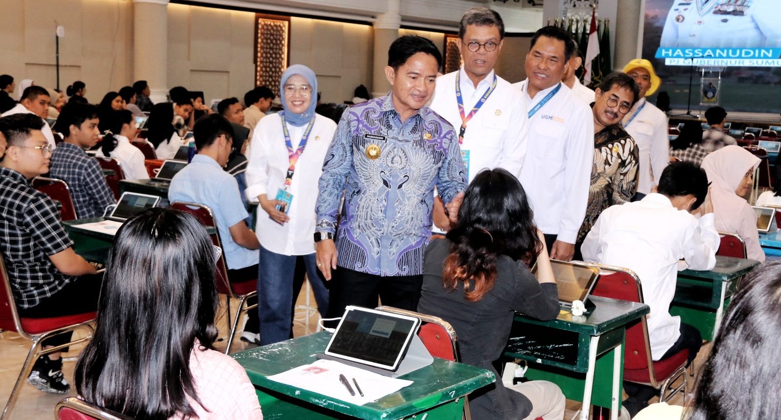 Penjabat (Pj) Gubernur Sumatera Utara (Sumut) Hassanudin meninjau Penyelenggaraan Ujian Mandiri sistem Computer Based Test (CBT) untuk masuk ke Universitas Gajah Mada (UGM) Tahun 2024 di Aula Raja Inal Siregar Kantor Gubernur Sumut