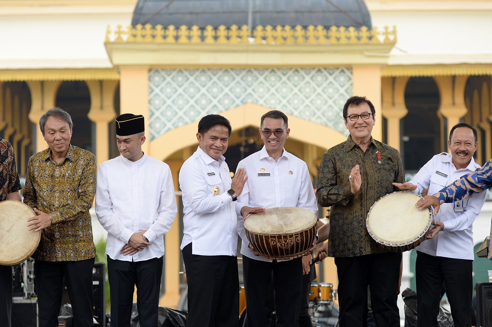 Pj Gubernur Sumatera Utara (Sumut) Hassanudin menabuh gendang Melayu, yang secara resmi membuka Pekan Inovasi & Investasi Sumatera Utara ke-10 Tahun 2024 di halaman Istana Maimon 