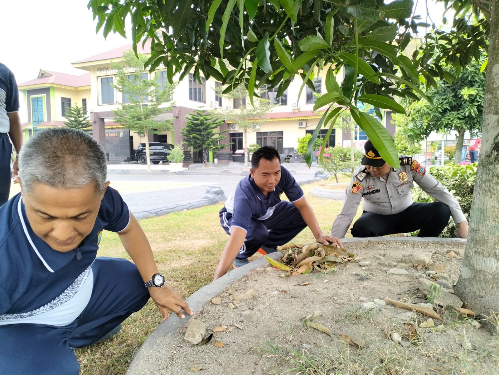 Terpantau para personil Polres Batu Bara sedang melakukan bersih bersih dilingkungan Mako Polres 