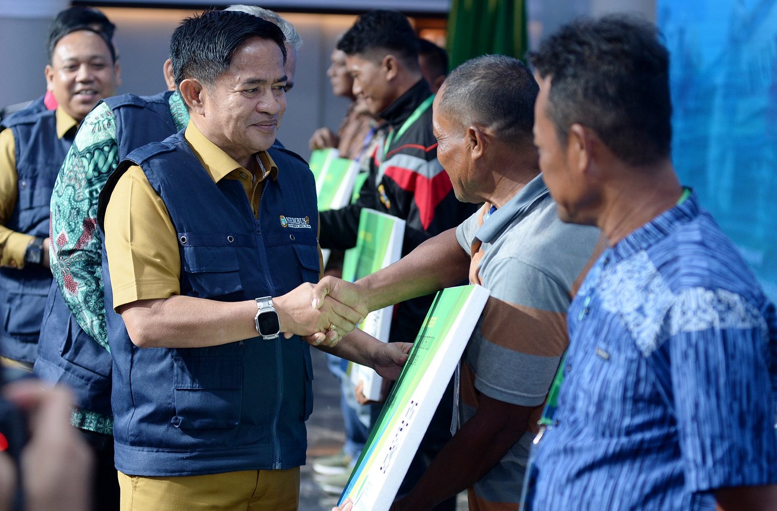 Pj Gubernur Sumatera Utara (Sumut) Hassanudin meluncurkan Program Nelayan Membangun Sumatera Utara Hebat (Nembush) serta menyerahkan asuransi secara simbolis kepada nelayan di Aula Raja Inal Siregar 