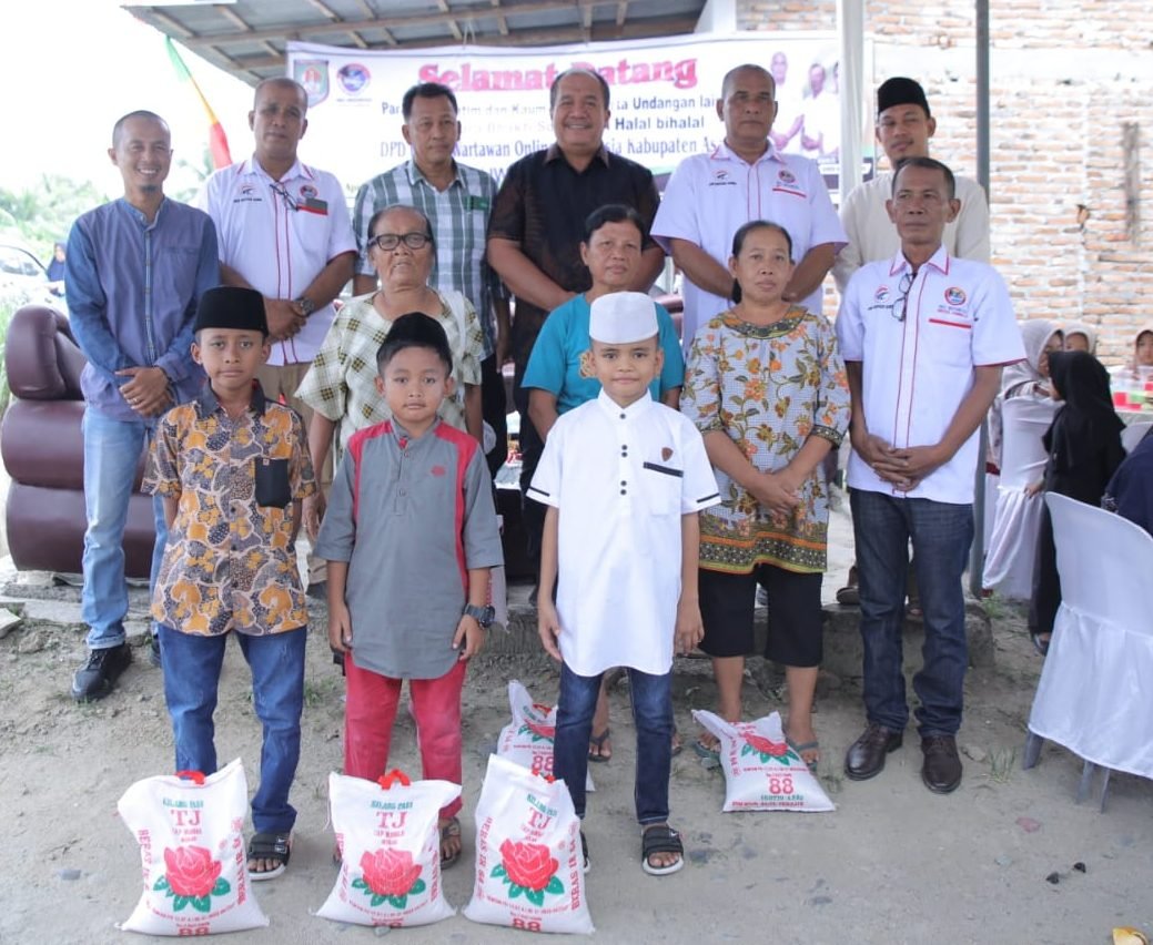 Wakil Bupati Asahan bersama  Ketua DPD IWO Indonesia Kabupaten Asahan dalam penyantunan anak yatim dan kaum dhuafa