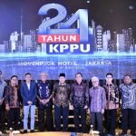 Ketua KPPU, M Fanshurullah Asa bersama para tokoh pada ulang tahun ke 24 KPPU di Jakarta  