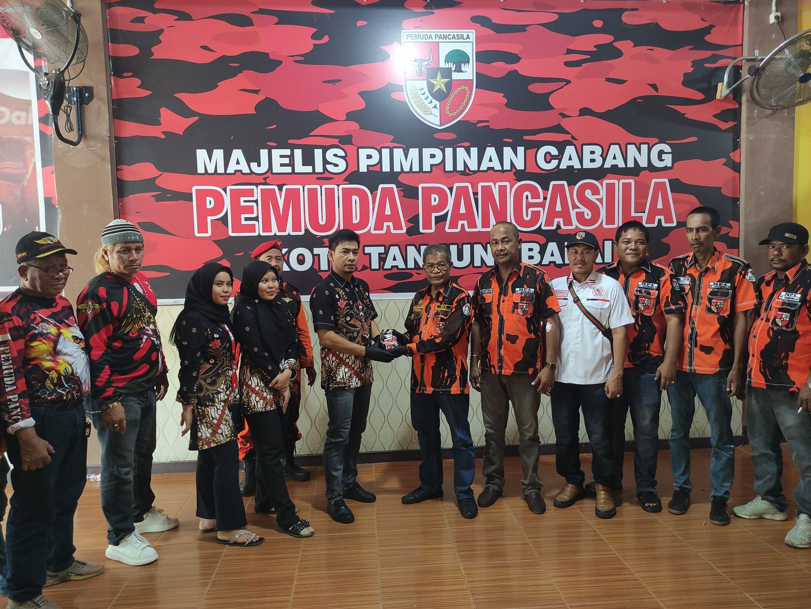 Ketua MPC PP Kota Tanjung Balai HM Kosasih menyerahkan secara simbolis darah kepada petugas PMI kota Tanjung Balai 