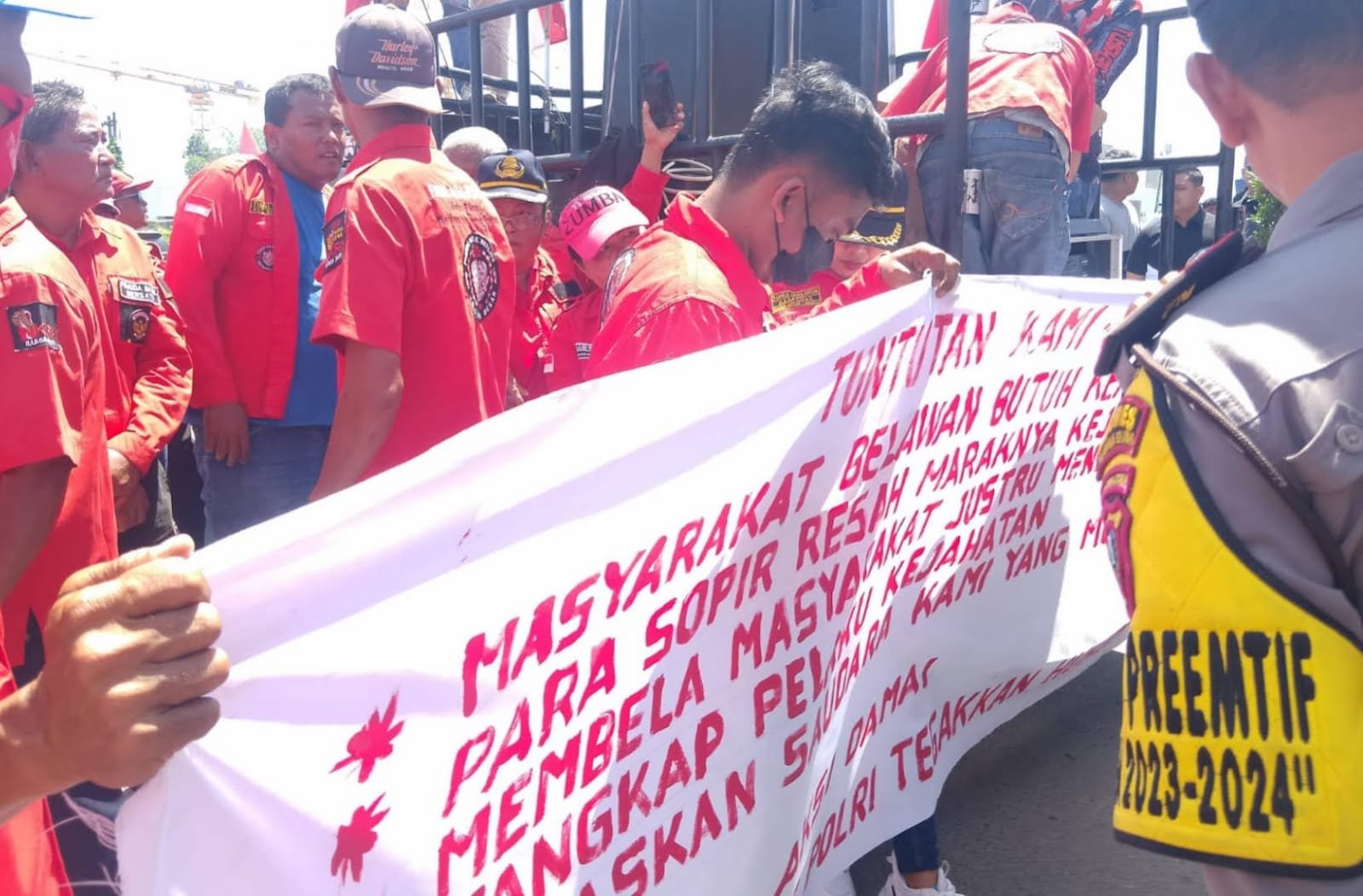 Massa Ormas PBB gelar aksi demo damai di depan mako Polres Pelabuhan Belawan.
