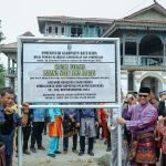 Pj.Bupati Batu Bara memasang Plang Istana Niat Lima Laras secara resmi menjadi Situs Cagar Budaya Kabupaten Batu Bara