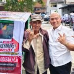 Nikson Nababan bersama para abang beca.