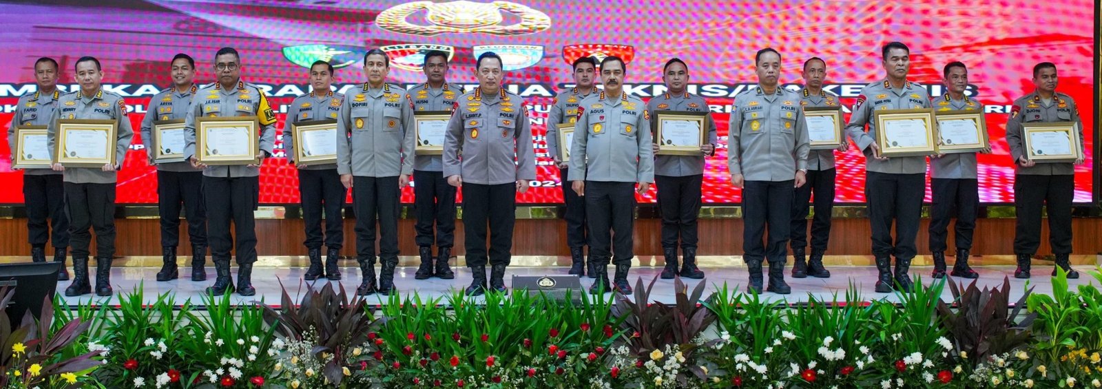 Sejumlah Kapolres bersama Kapolri Drs Listiyo Sigit Prabowo M.Si seusai menerima penghargaan 