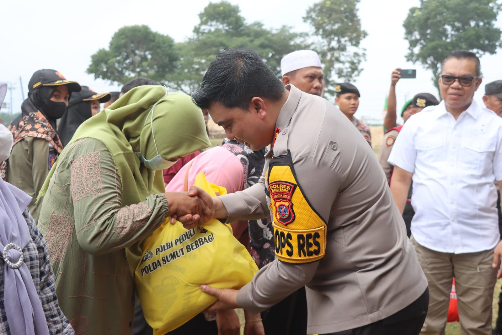 Kapolres Batu Bara AKBP Taufiq Hidayat Thayeb turut memberikan bansos pada acara bansos Alumni Akabri 94