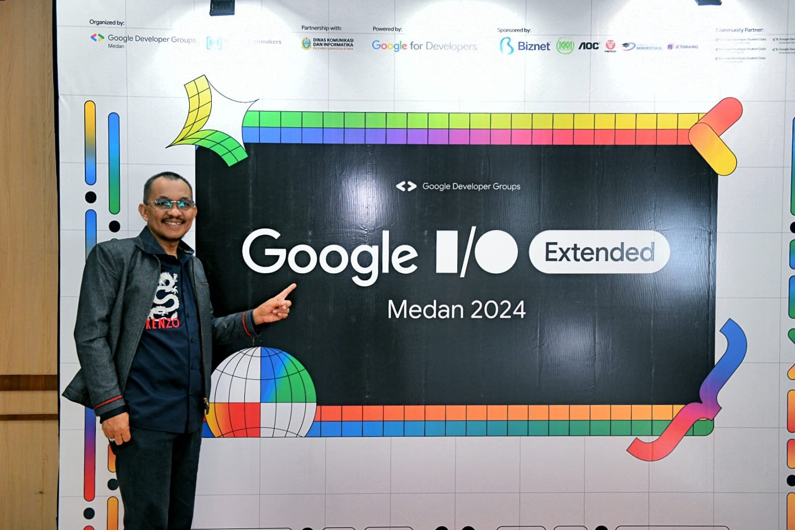 Kepala Dinas Komunikasi dan Informatika Provinsi Sumut, Ilyas Sitorus membuka Google I/O Extended 2024 yang diselenggarakan di Aula Raja Inal Siregar, lantai 2 Kantor Gubernur Sumut, Jalan Diponegoro No. 3. 