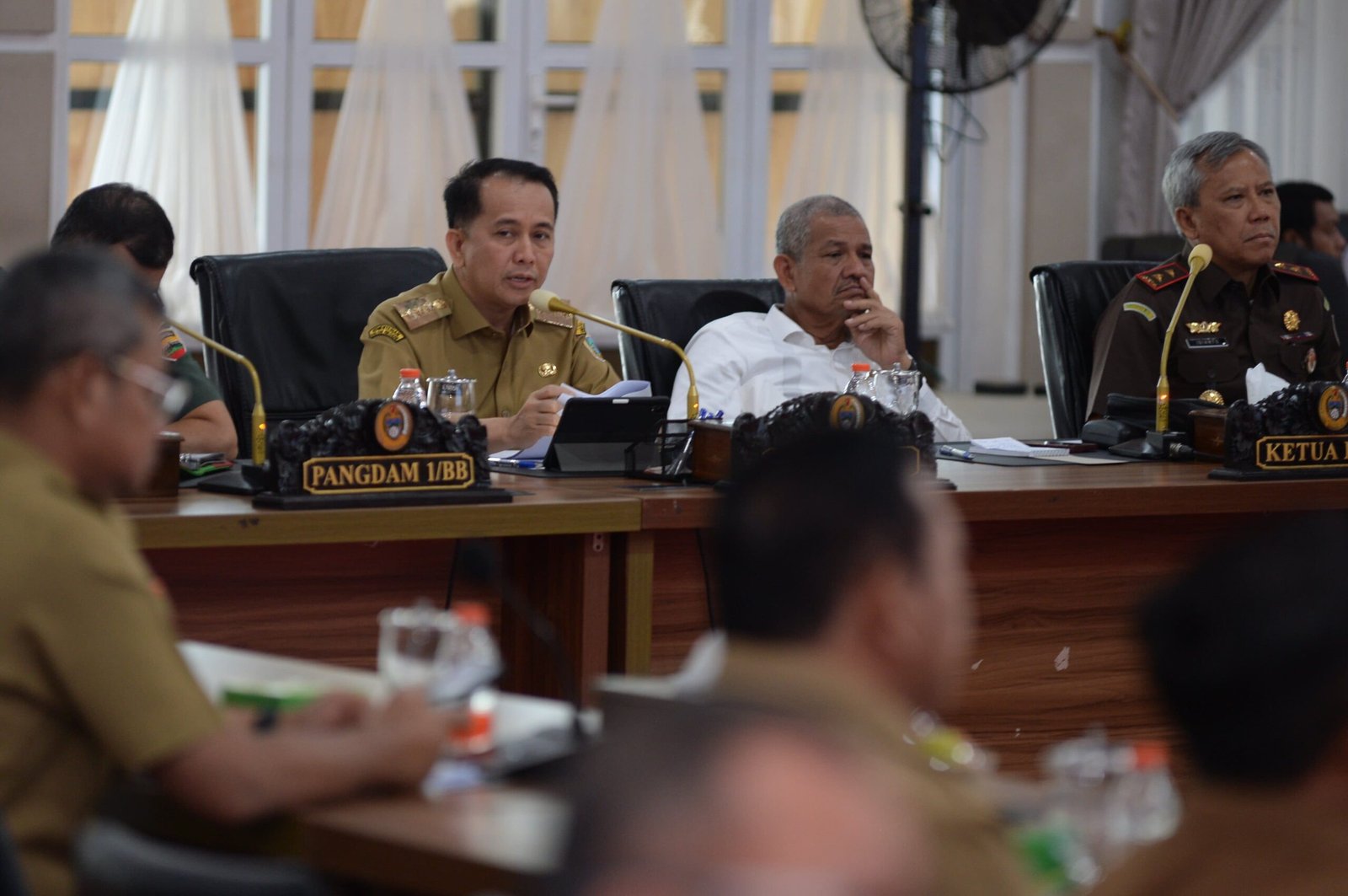 Pj Gubernur Sumut Agus Fatoni memimpin Rapat Koordinasi (Rakor) Panitia Besar (PB) Pekan Olahraga Nasional (PON) XXI wilayah Sumut di Aula Tengku Rizal Nurdin, Rumah Dinas Gubernur, Medan, Sumatera Utara, baru-baru ini.