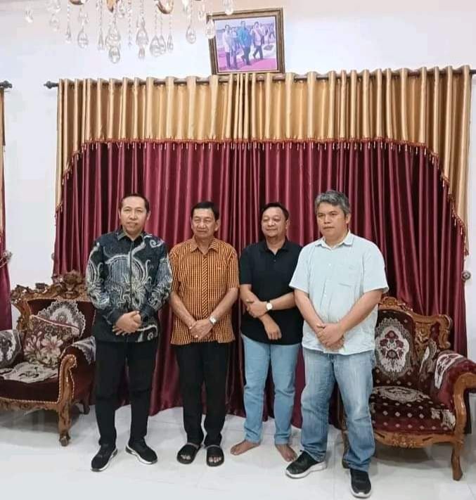 Foto bersama JTP Hutabarat/ Denny bersama Toluto dan Chrismanto saat pertemuan.