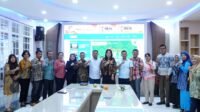DPRD Tapteng Plh Kepala Dinas Kominfo Sumut yang juga Kepala Bidang (Kabid) Aplikasi Informatika Rismawati bersama Kabid Informasi dan Komunikasi Publik (IKP) Harvina Zuhra memerima kunjungan Rombongan Komisi A DPRD Tapteng di Aula Transparansi Dinas Kominfo Sumut, Jalan HM Said Nomor 27 Medan.