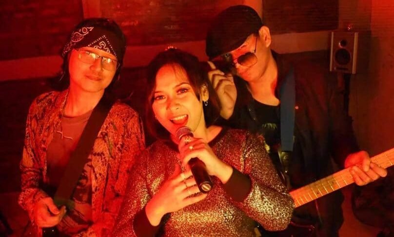 Edo Widiz, Tixxy, dan Andrea, para personal grup musik E.A.T. 