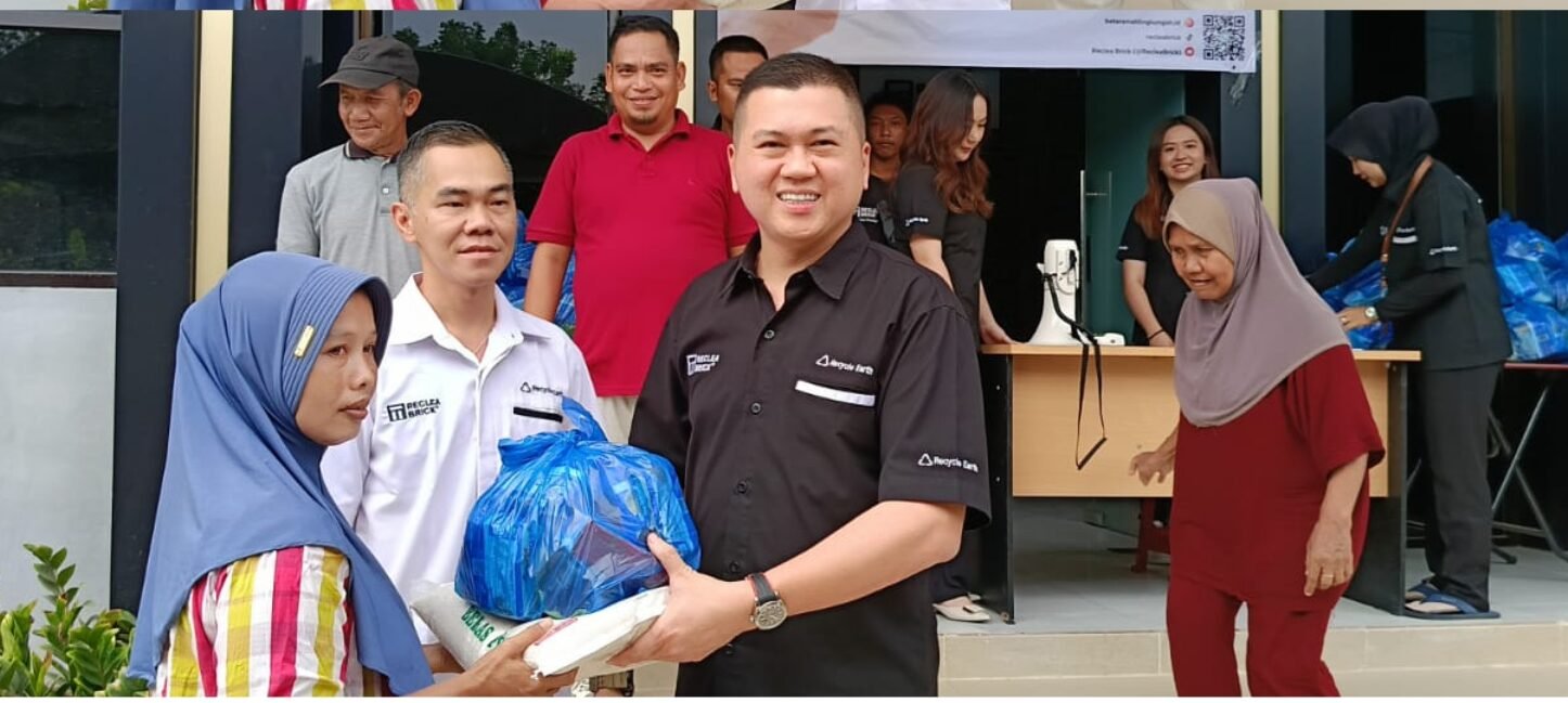 PT. Surya Jaya Agung Bagikan 100 Paket Sembako kepada Masyarakat Desa Sei Buluh