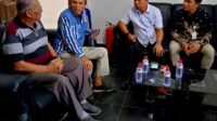 Swardi Pasaribu menjawab pertanyaan wartawan didampingi komisioner Ady Putra Silitonga.