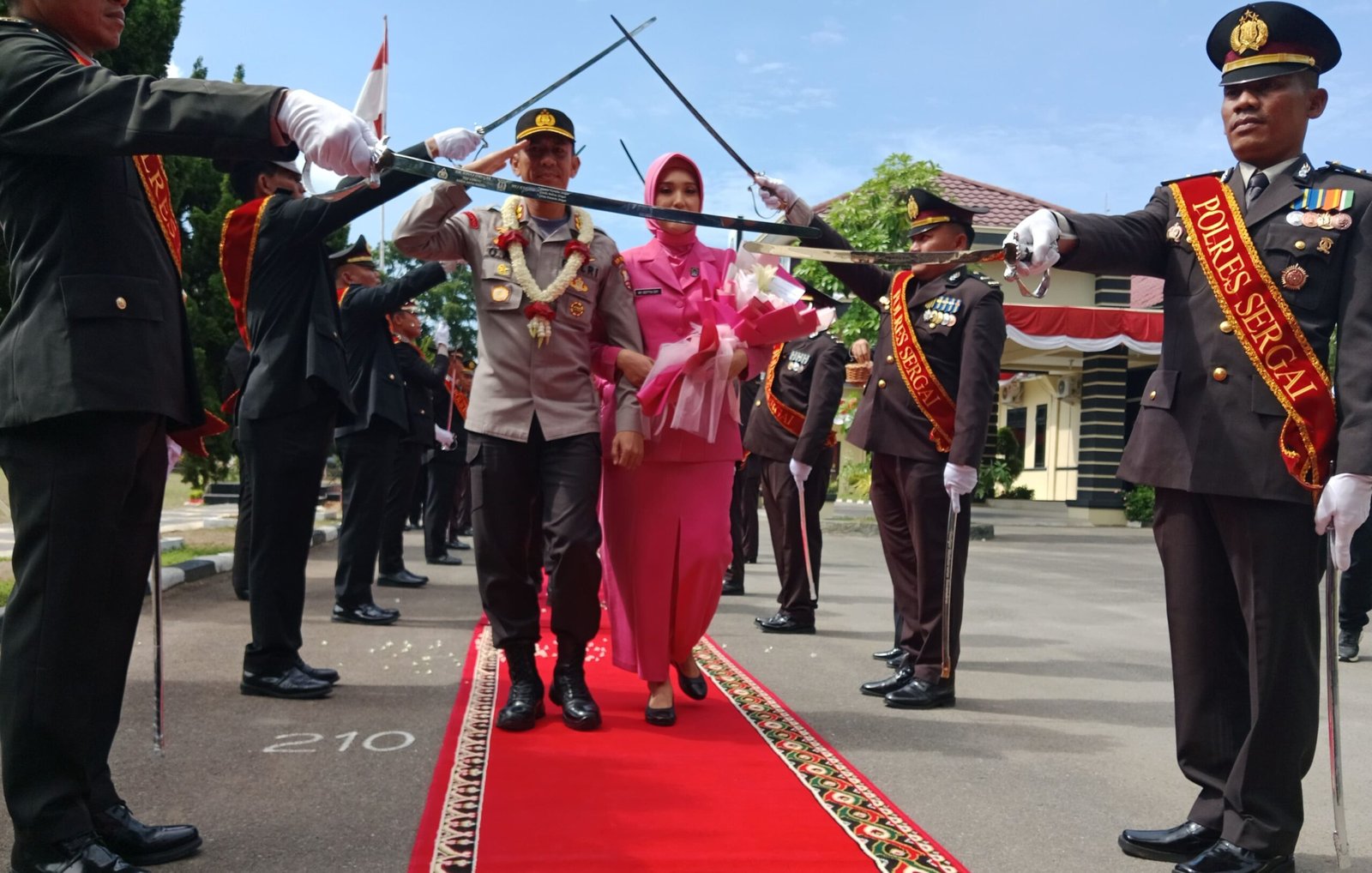 Acara Pedang pora dan upacara Farewell Parade yang penuh haru, AKBP Jhon Hery Rakutta Sitepu resmi, menggantikan AKBP Oxy Yudha Pratesta sebagai Kapolres Serdang Bedagai