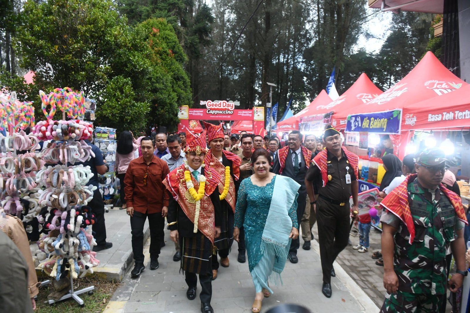 Pj Gubernur Sumatera Utara Agus Fatoni bersama Kepala Badan Otorita Borobudur Agustin Peranginangin  serta Bupati Karo Cory Sriwaty Sebayang, membuka secara resmi Festival Bunga dan Buah Tanah Karo, di Taman Mejuah-juah, Berastagi, Kabupaten Tanah Karo.