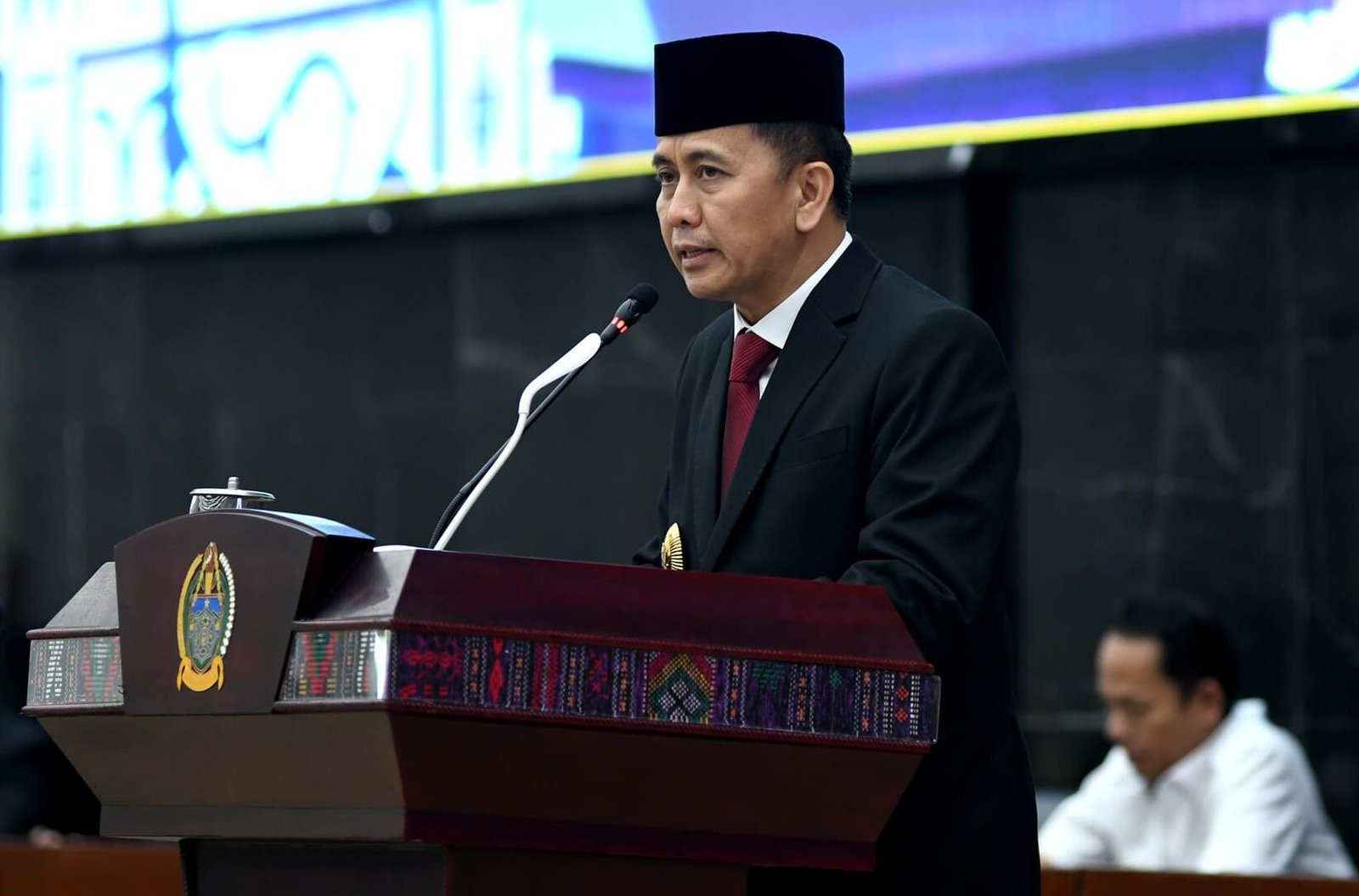 Pj Gubernur Sumatera Utara (Sumut) Agus Fatoni saat menyampaikan Penjelasan Terhadap Ranperda Tentang Pertanggungjawaban Pelaksanaan APBD Provinsi Sumatera Utara Tahun Anggaran 2023 di ruang Rapat Paripurna DPRD Sumut