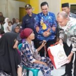 SEMBAKO (2) Pj.Bupati Langkat menyerahkan satu goni beras kepada masyarakat