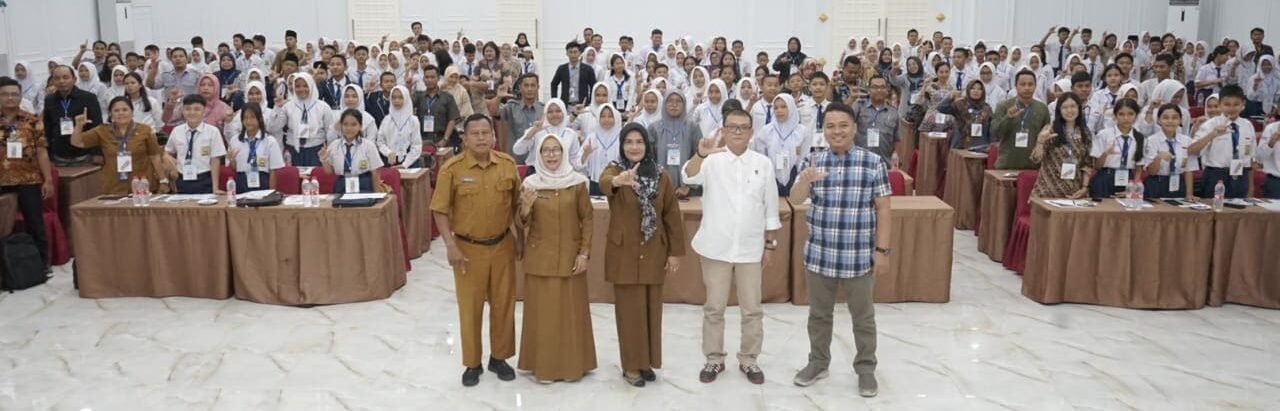 Staf ahli dr Elfina Br Tarigan foto bersama peserta seminar