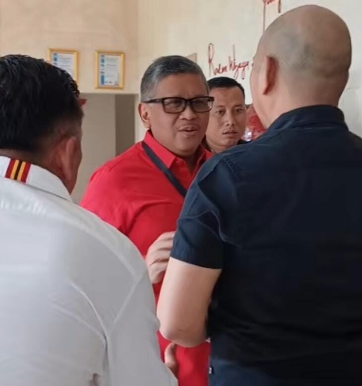 Sekretaris Jenderal Dewan Pimpinan Pusat Partai Demokrasi Indonesia Perjuangan (DPP PDIP) dan Nikson Nababan