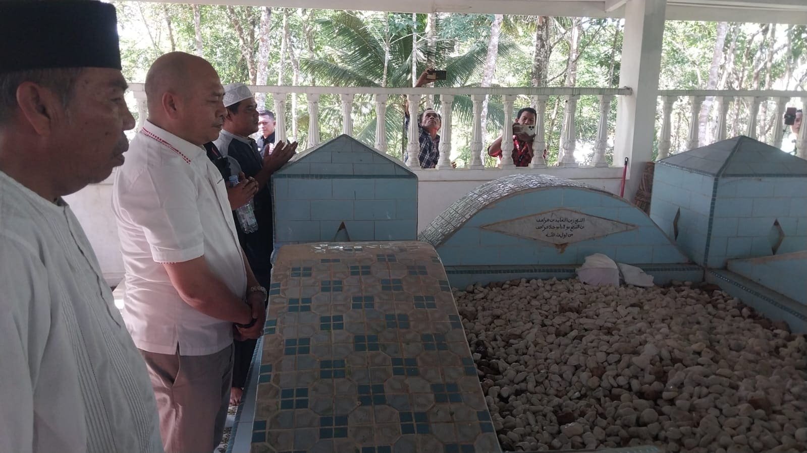 Nikson Nababan saat Ziarah ke Makam Syekh Zainal Abidin Harahap,