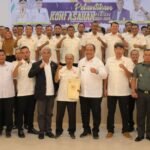 Wakil Bupati Asahan Taufik Zainal Abidin Siregar foto bersama pengurus KONI Asahan Periode 2024-2028