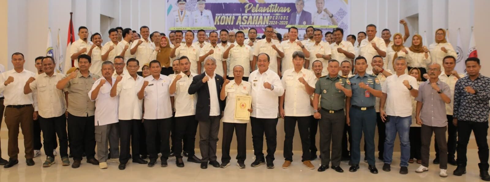 Wakil Bupati Asahan Taufik Zainal Abidin Siregar foto bersama pengurus KONI Asahan Periode 2024-2028