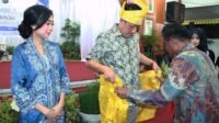 Walikota Binjai Drs H Amir Hamzah M.AP sematkan Tanjak dan Sarung Melayu kepada Kapolres Binjai AKBP Bambang Christianto Utomo pada acara temu sambut.