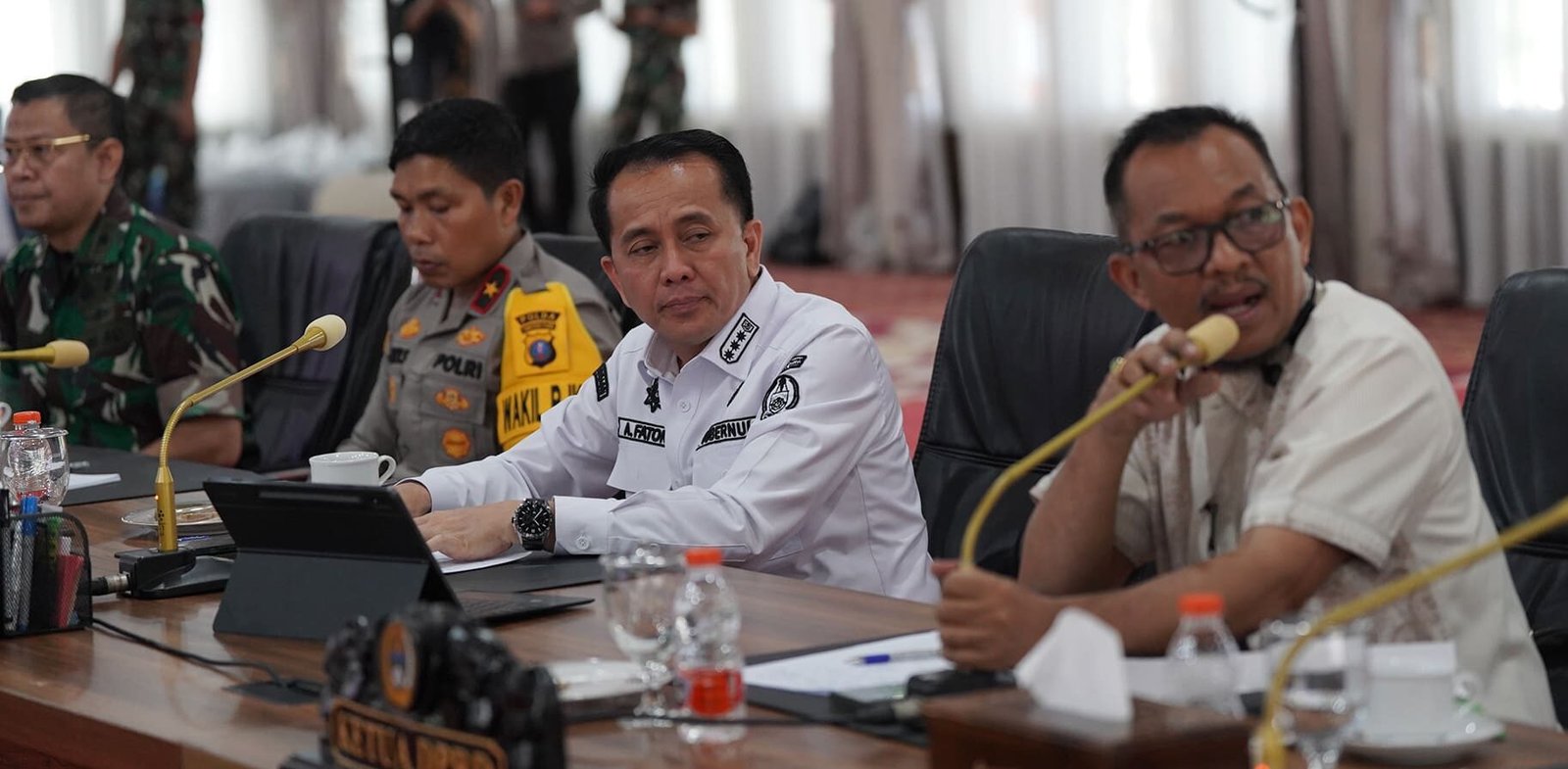 Penjabat (Pj) Gubernur Sumatera Utara (Sumut) Agus Fatoni didampingi Ketua Bidang Humas Publikasi dan IT PB PON XXI Wilayah Sumut Ilyas Sitorus, yang juga Kadis Kominfo Sumut, memberikan memotivasi tenaga pendukung bidang Humas Publikasi dan IT Panitia Besar (PB) Pekan Olahraga Nasional (PON) XXI Wilayah Sumut 