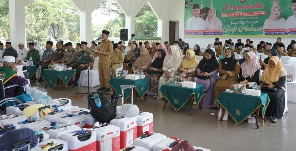 Buwono Prawana berikan kata sambutan dalam acara Kepulangan Jamaah Haji Kabupaten Asahan Kloter 01 di Gedung Tahfidz Masjid Agung H Achmad Bakrie Kisaran.