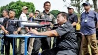 Bupati memperagakan cara menembak. 