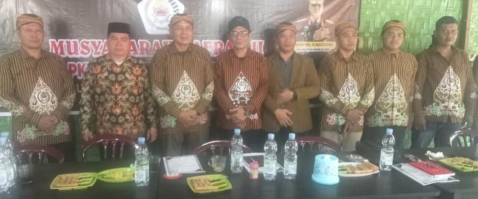 Ketua DPD Puja Kesuma Langkat Sukarfi di abadikan bersama para Ketua DPC dan sesepuh Puja Kesuma Langkat.