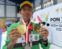 Atlet drum band Putra Sumatera Utara menunjukkan medalinya usai berhasil meraih medali emas pada cabang olahraga drum band di nomor Lomba Berbaris Jarak Pendek (LBJP) 600 Meter mix di ajang PON XXI Aceh-Sumut di GOR Futsal Disporasu, Deliserdang, Sumatra Utara, Senin (09/09/2024). 